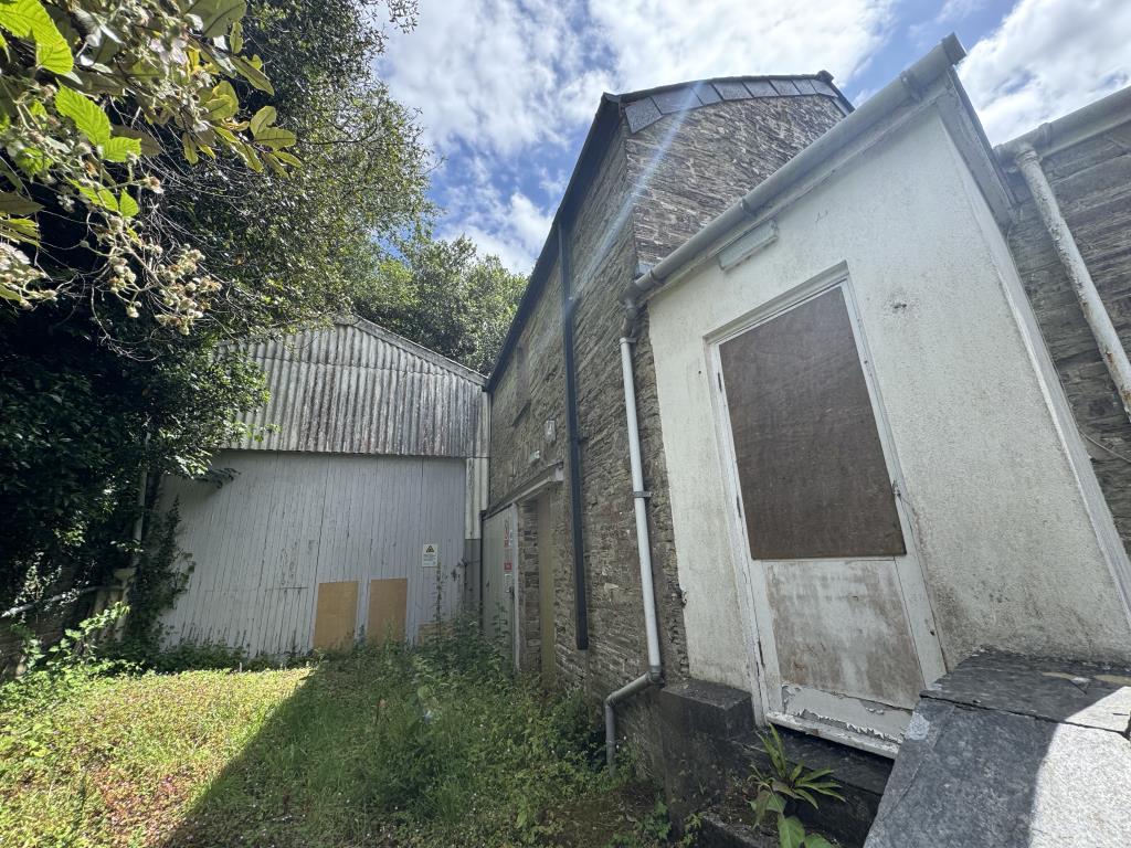 Lot: 18 - DETACHED PROPERTY WITH POTENTIAL AND LARGE CAR PARK - Rear of the property